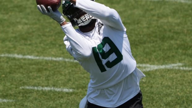 WR Irvin Charles makes a catch during Jets' OTAs