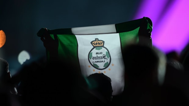 Bandera del Equipo Santos Laguna durante el FIFA Fan Fest