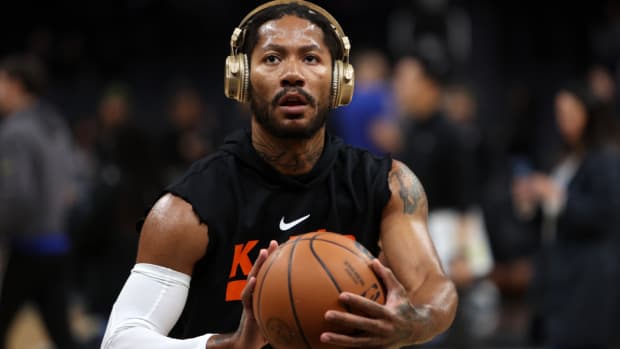 Mar 11, 2023; Los Angeles, California, USA; New York Knicks guard Derrick Rose (4) warms up before the game against the Los Angeles Clippers at Crypto.com Arena. Mandatory Credit: Kiyoshi Mio-USA TODAY Sports
