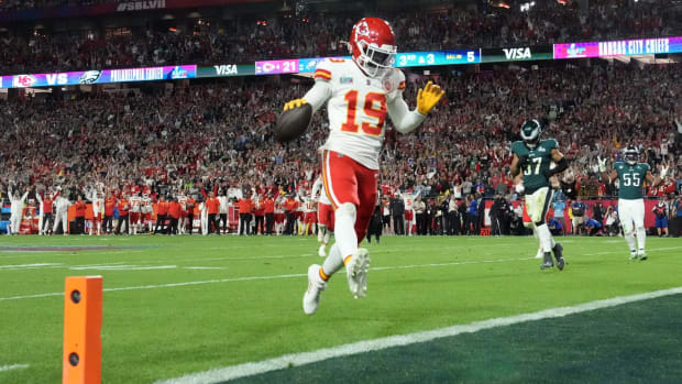 Feb 12, 2023; Glendale, AZ, USA; Kansas City Chiefs wide receiver Kadarius Toney (19) scores a touchdown against the Philadelphia Eagles during the fourth quarter in Super Bowl LVII at State Farm Stadium.