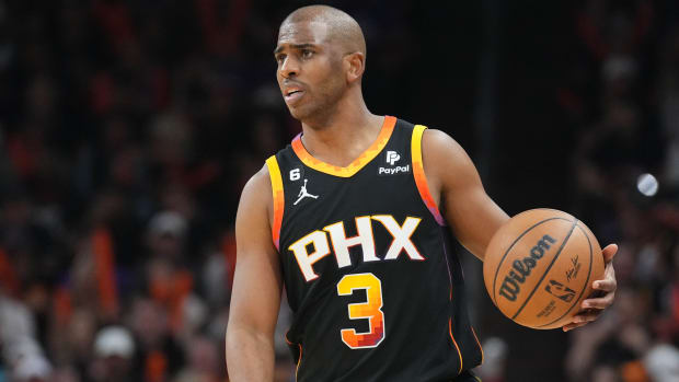 Suns guard Chris Paul dribbles against the LA Clippers.