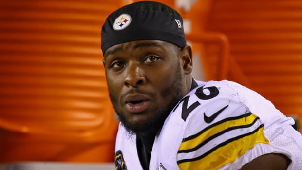 Former Steelers running back Le’Veon Bell sits on the bench during a game in 2017.
