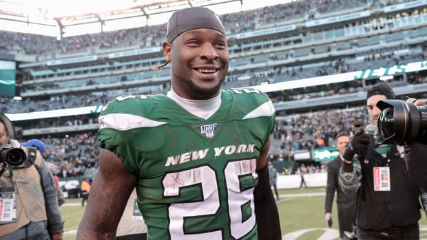 Jets running back Le’Veon Bell (26) reacts after his game against the Steelers at MetLife Stadium.