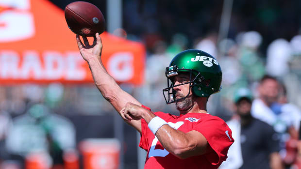 QB Aaron Rodgers releases a pass at Jets' Training Camp practice