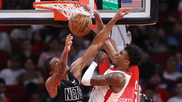 Rockets’ Jalen Green throws down vicious dunk vs. Nets.