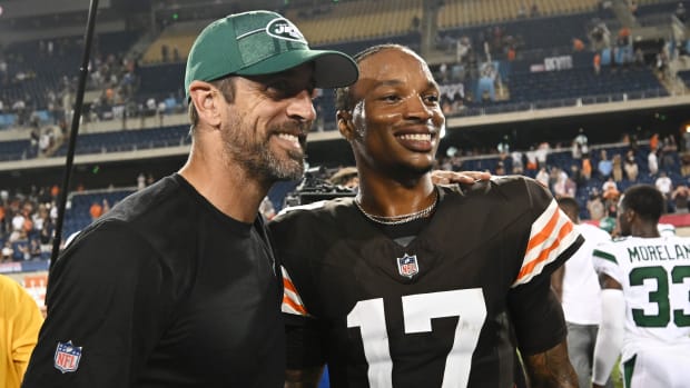New York Jets quarterback Aaron Rodgers poses with Cleveland Browns rookie QB Dorian Thompson-Robinson