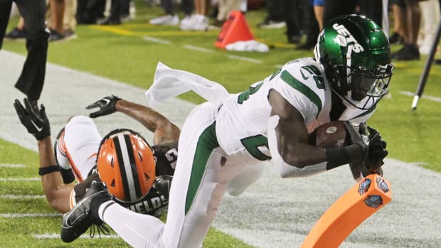 Hitting the front-left end zone pylon, Jets' RB Israel Abanikanda scores a touchdown in the Hall of Fame Game.