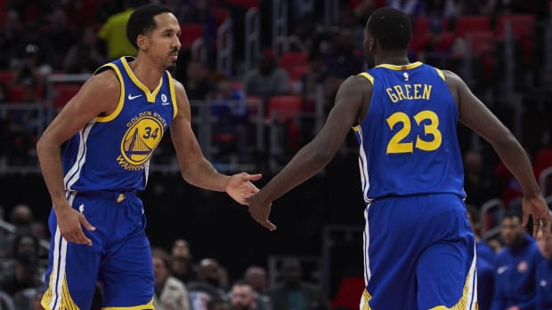 Shaun Livingston and Draymond Green high five while playing for the Golden State Warriors.