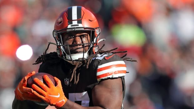 Cleveland Browns running back Kareem Hunt (27) rushes for yards during the first half of an NFL football game against the Baltimore Ravens at FirstEnergy Stadium, Sunday, Dec. 12, 2021, in Cleveland, Ohio. [Jeff Lange/Beacon Journal] Browns 13