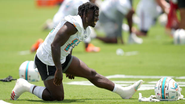 Dolphins wide receiver Tyreek Hill (10) warms up prior to OTA practice at Baptist Health Training Complex.