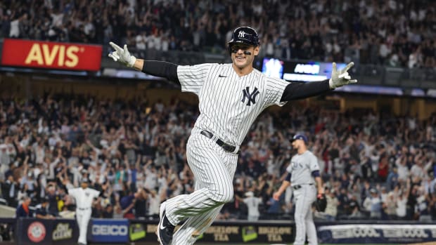 New York Yankees 1B Anthony Rizzo hits walk-off home run