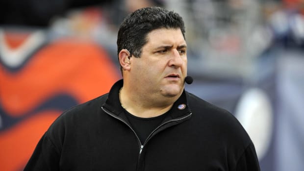 Tony Siragusa on the sidelines for a Broncos game broadcasted on Fox.