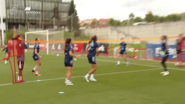 Exciting football-tennis contest in the Spanish women's national team training