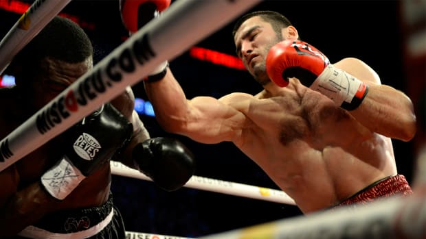 Artur-Beterbiev-boxing