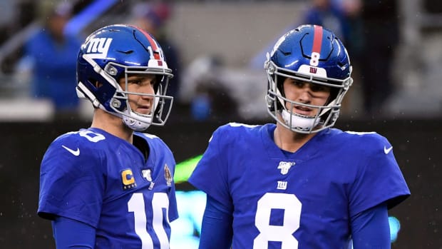 New York Giants quarterbacks Eli Manning (10) and Daniel Jones (8) on the field in 2019.