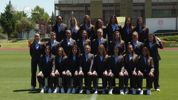 Spain Women put on the suit for the Euro 2022 formal photo