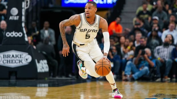 Dejounte Murray dribbles the ball up the court for the San Antonio Spurs.