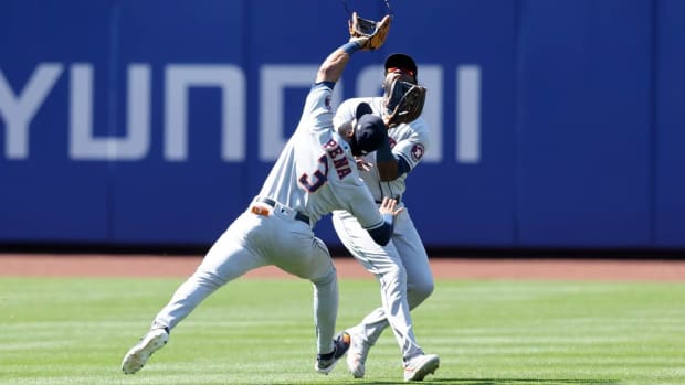 Yordan Álvarez and Jeremy Peña collide while going for a fly ball vs. New York Mets.