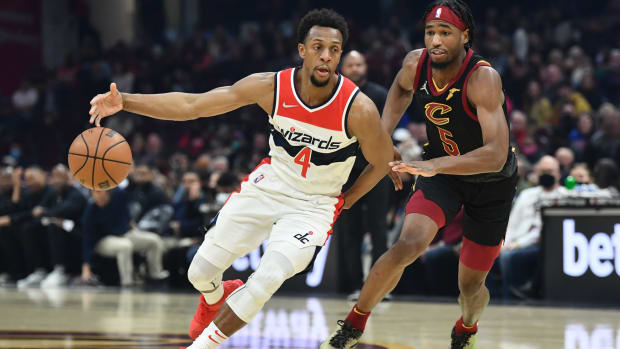 Wizards guard Ish Smith (4) drives to the basket past a Cavaliers defender.