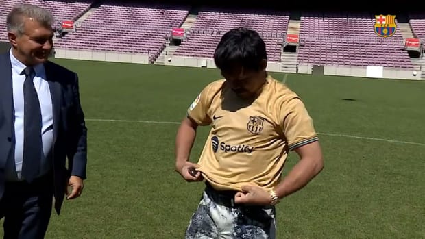 Manny Pacquiao visits the Camp Nou