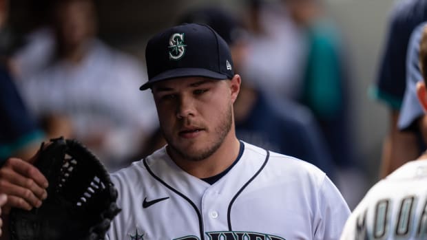 Seattle Mariners RP Vinny Nittoli gets high fives in dugout