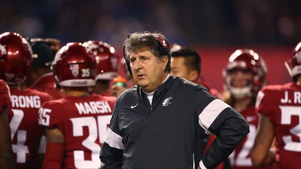 Washington State Cougars head coach Mike Leach reacts against the Air Force Falcons during the first half of the Cheez-It Bowl at Chase Field.