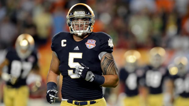 Notre Dame linebacker Manti Te’o (5) warms up before the 2013 BCS Championship game.