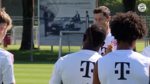 Lewandowski says goodbye to his team-mates