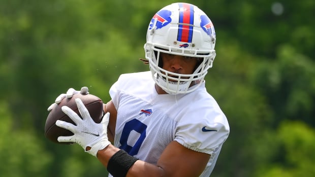 Jun 15, 2022; Orchard Park, New York, USA; Buffalo Bills tight end O.J. Howard (8) catches the ball during minicamp at the ADPRO Sports Training Center. Mandatory Credit: Rich Barnes-USA TODAY Sports