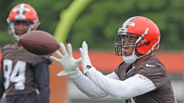 Cleveland Browns' Amari Cooper goes up for a catch during minicamp on Tuesday, June 14, 2022 in Berea. Browns Minicamp 20