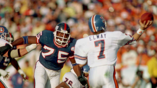 New York Giants defensive end #75 George Martin eyes Denver Broncos quarterback #7 John Elway during Super Bowl XXI at the Rose Bowl. The Giants defeated the Broncos winning their first Super bowl 39-20.