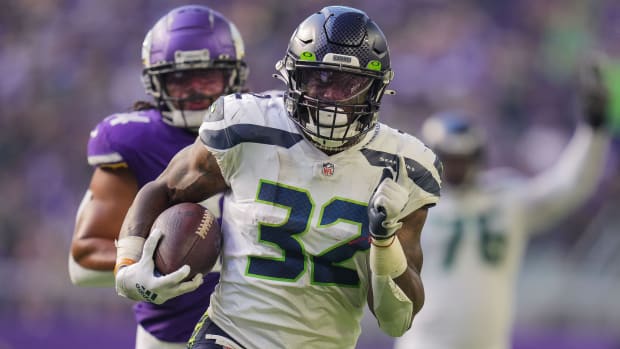 Seahawks running back Chris Carson (32) outruns a defender and scores a touchdown in the second quarter of a game against the Vikings.