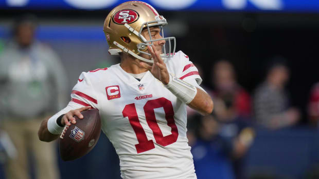 49ers quarterback Jimmy Garoppolo throws a pass in a game.