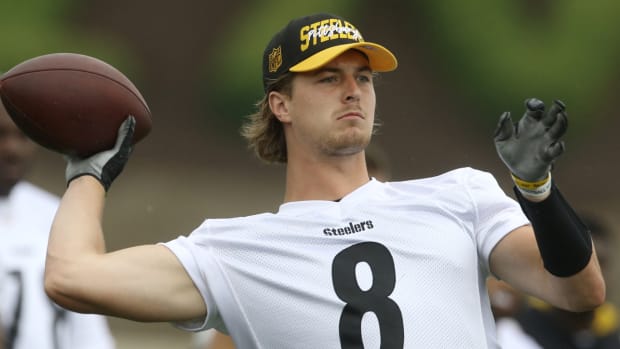 Pittsburgh Steelers quarterback Kenny Pickett (8) participates in training camp.