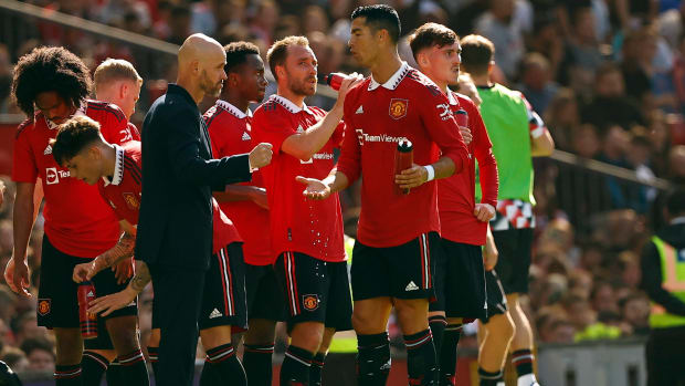 Erik ten Hag gathers Manchester United during a stoppage.