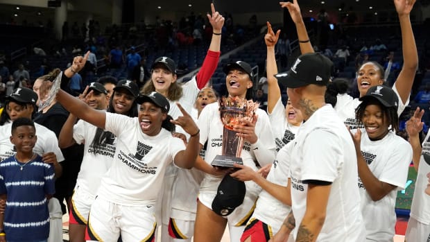 The Las Vegas Aces celebrate after winning the 2022 Commissioner’s Cup.
