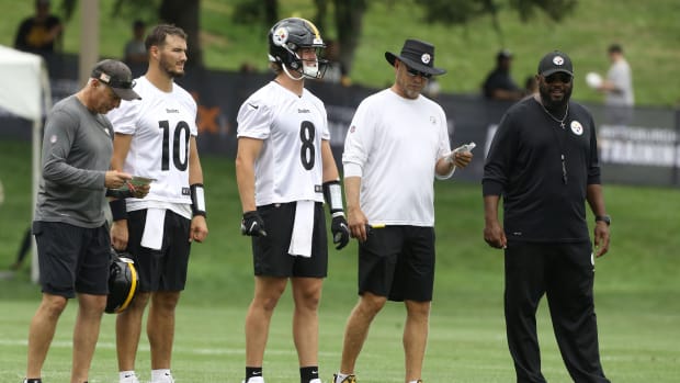 Steelers quarterbacks and coaches on the sideline at training camp