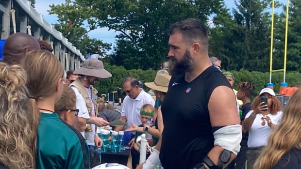 Jason Kelce meets with fans after practice on Agu. 6, 2022