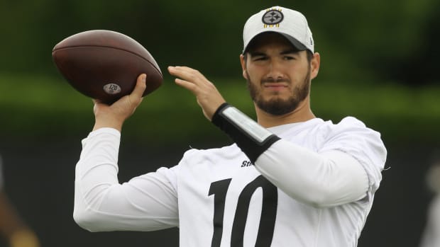 Steelers quarterback Mitch Trubisky throws a pass during training camp.