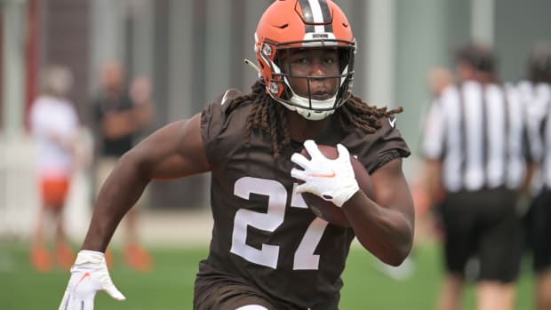 Jul 28, 2022; Berea, OH, USA; Cleveland Browns running back Kareem Hunt (27) runs with the ball during training camp at CrossCountry Mortgage Campus. Mandatory Credit: Ken Blaze-USA TODAY Sports