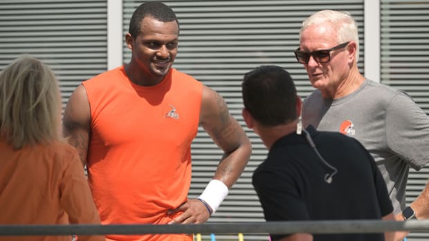 Cleveland Browns quarterback Deshaun Watson (4) talks with Cleveland Browns managing and principal partners Dee, left, and Jimmy Haslam, right, and Ian Rapoport during training camp at CrossCountry Mortgage Campus.