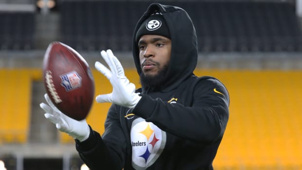 Steelers wide receiver Diontae Johnson (18) warms up before a game against the Browns.