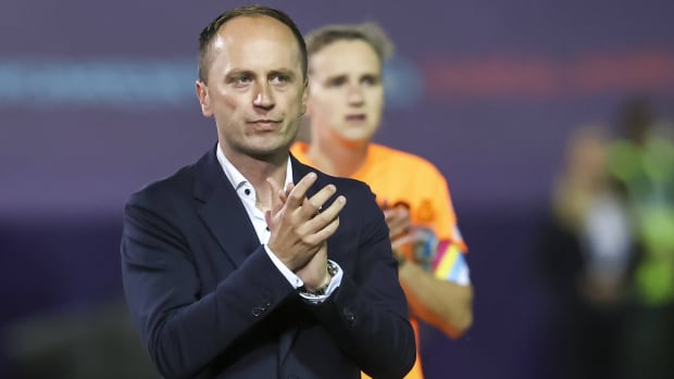 Mark Parsons coaching the Netherlands women’s team.