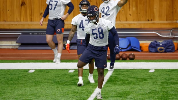 Roquan Smith stretching at Bears offseason camp