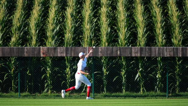 Cincinnati Reds starting pitcher Nick Lodolo (40) warms up in the outfield before a game against the Chicago Cubs, Thursday, Aug. 11, 2022, at the MLB Field of Dreams stadium in Dyersville, Iowa.