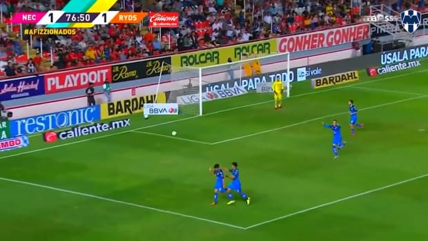 González's amazing half-volley goal vs Necaxa