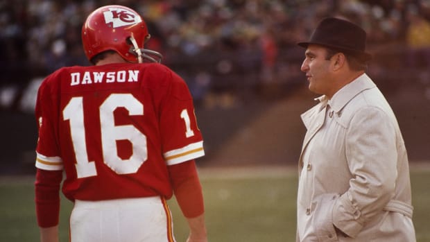 Nov 7, 1971; Flushing, NY, USA; FILE PHOTO; Kansas City Chiefs head coach Hank Stram talks to Len Dawson (16) on the sideline against the New York Jets at Shea Stadium. Mandatory Credit: Malcolm Emmons-USA TODAY NETWORK