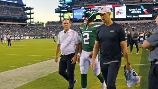 New York Jets QB Zach Wilson walks off preseason field with knee injury