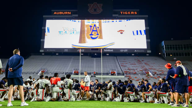 1 Coach Bryan Harsin talks to his team after the first scrimmage of training camp Saturday.Auburn football scrimmage on Saturday, August 13, 2022 in Auburn, Ala.Todd Van Emst/AU Athletics