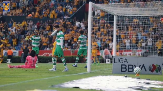 Córdova links up with Gignac and scores vs Santos